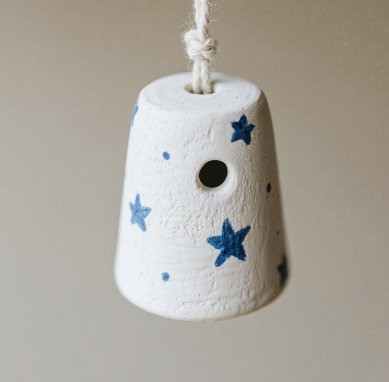 Carillon éolien Star accroché sur une terrasse extérieure