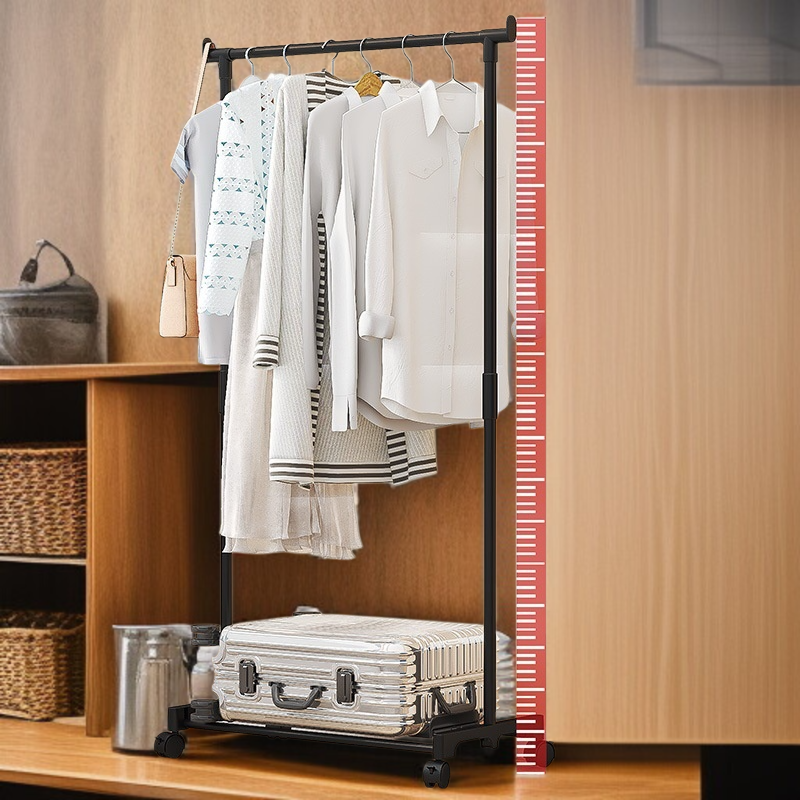 Jednoduchý pojízdný věšák na oblečení a klobouky do ložnice a na balkon.