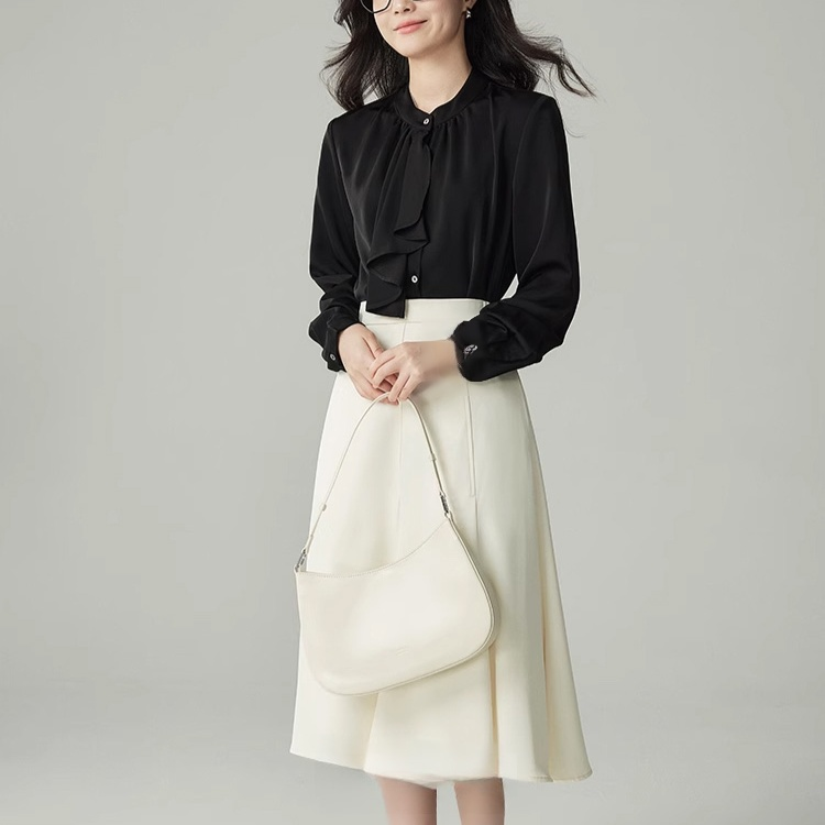 上品なデザインの長袖ブラウス