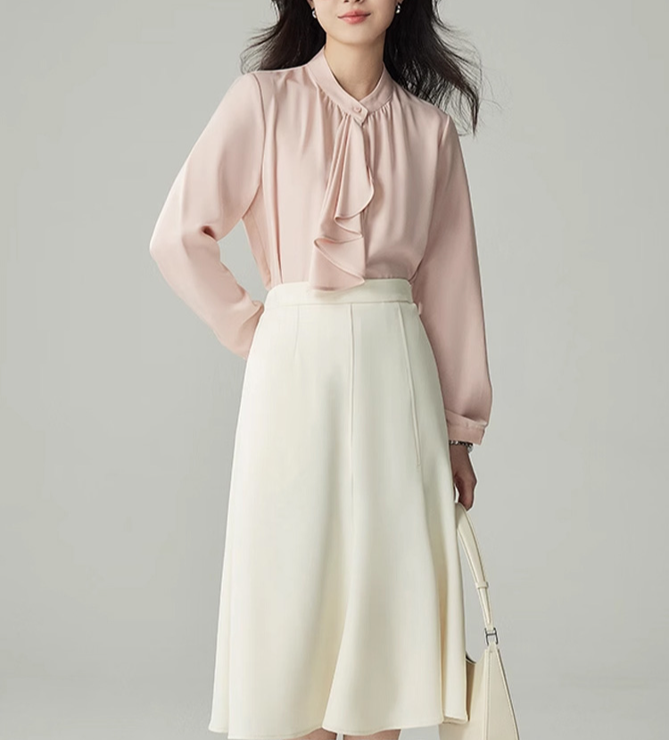 女性モデルが着用するボウタイ風ブラウス