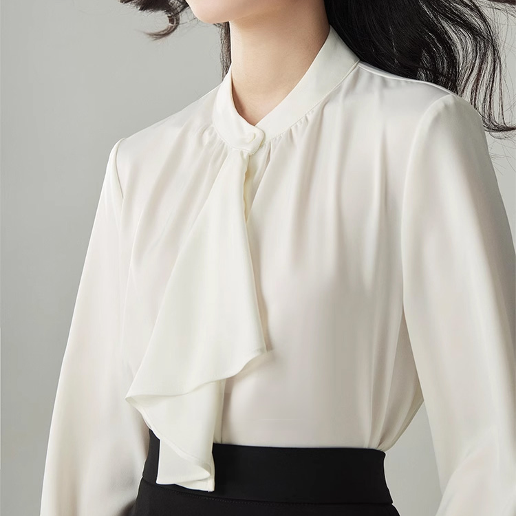 ボウタイ風ブラウス