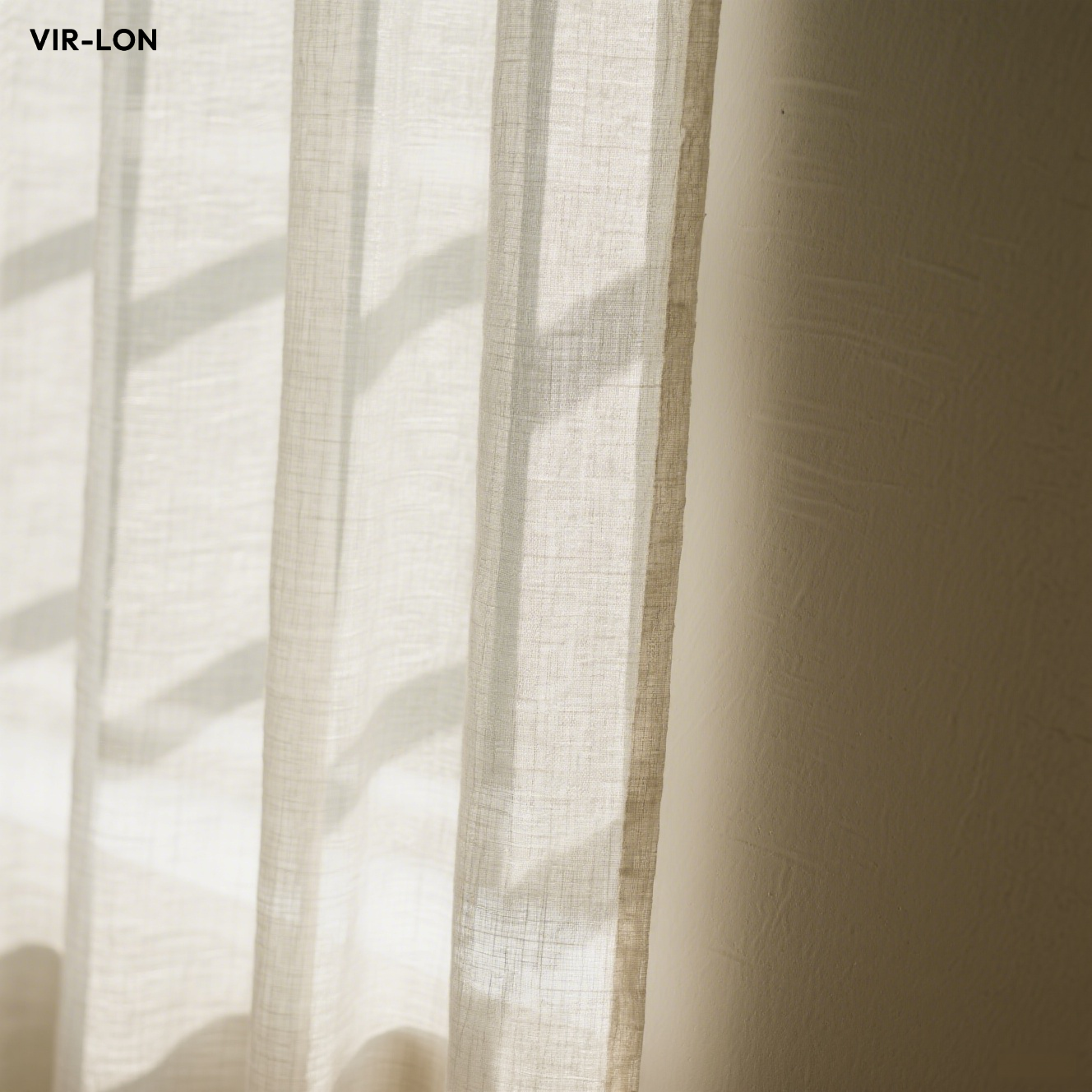 Elegante cremefarbene Vorhänge im Wohnzimmer