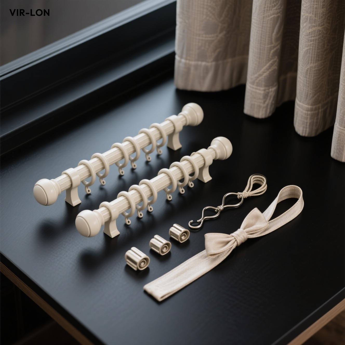 Cremefarbene Jacquard-Vorhänge am Fenster