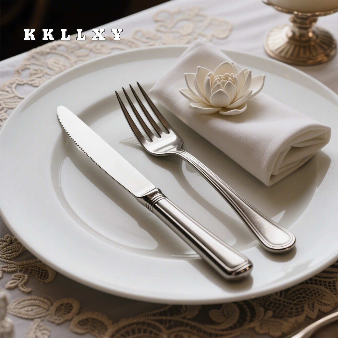 식탁 위에 놓인 서양식 식기 세트