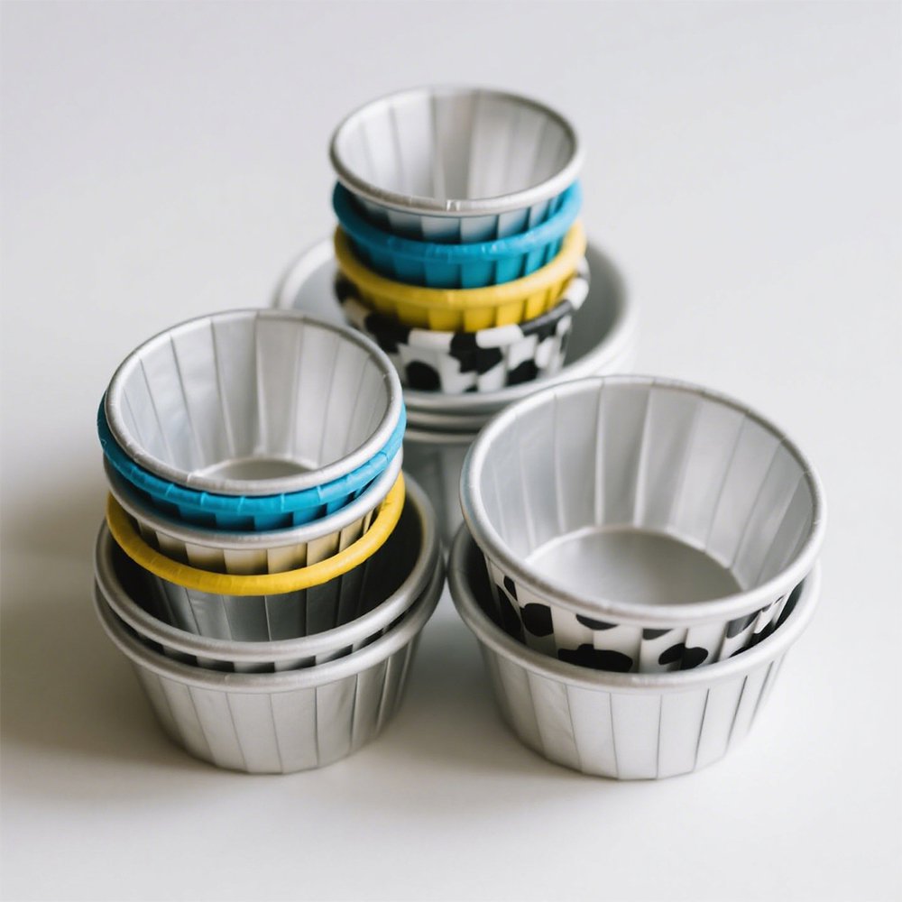 ベーキング用アルミカップに入ったマフィン