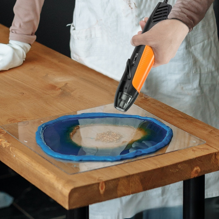 DIY作業中に使われる小型ヒートガン