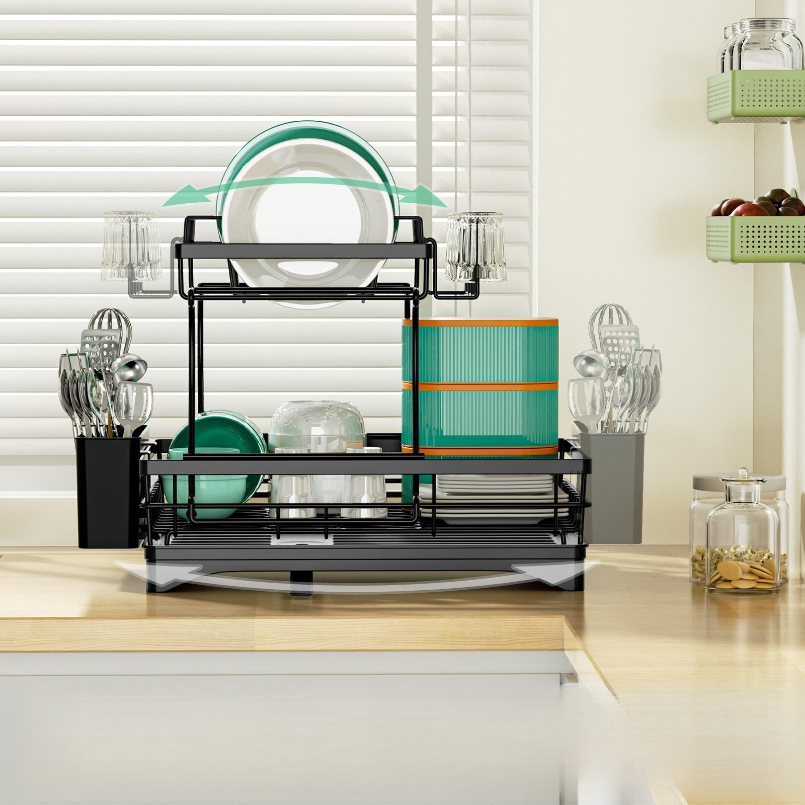 그릇과 접시가 건조 중인 주방 배수대