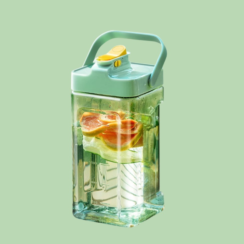 果実茶の冷たい飲み物の透明な四角いバケツ