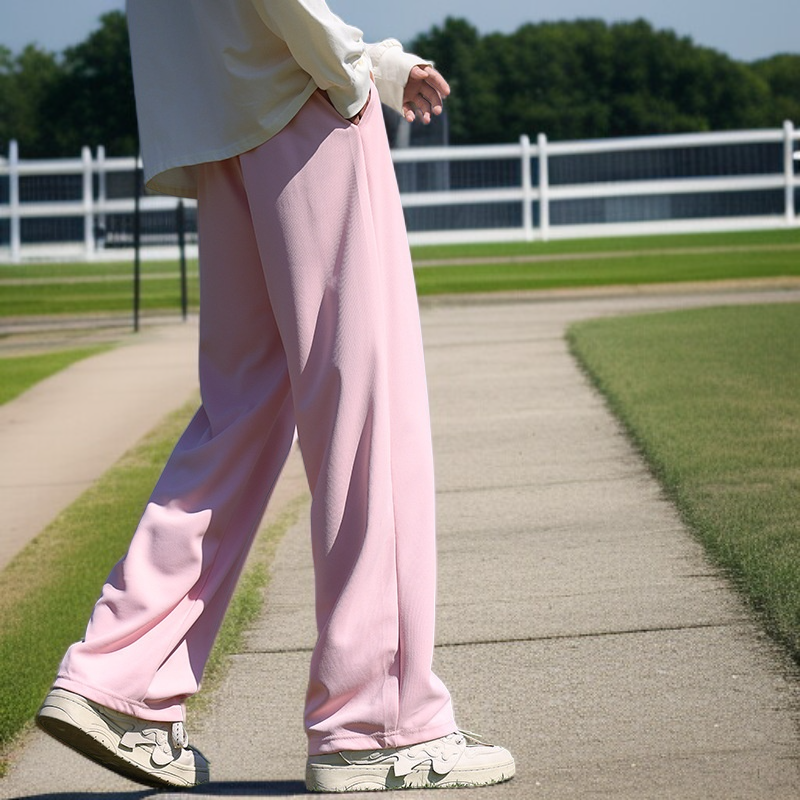 Combinación de pantalones casuales con top blanco