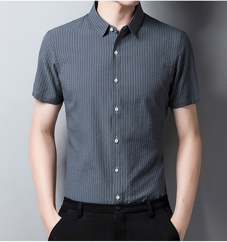 オフィスにも使えるストライプ柄シャツ