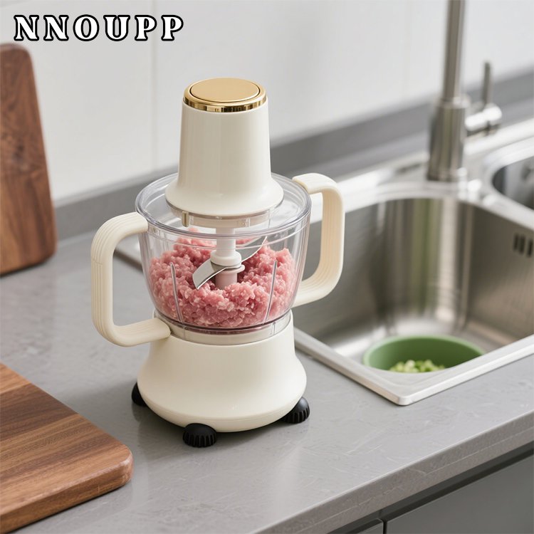 Zerstampftes Fleisch mit Zerkleinerer zubereiten