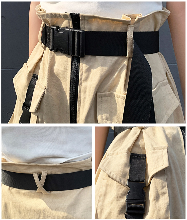 トレンド感あるカーゴスカートの横からのシルエット