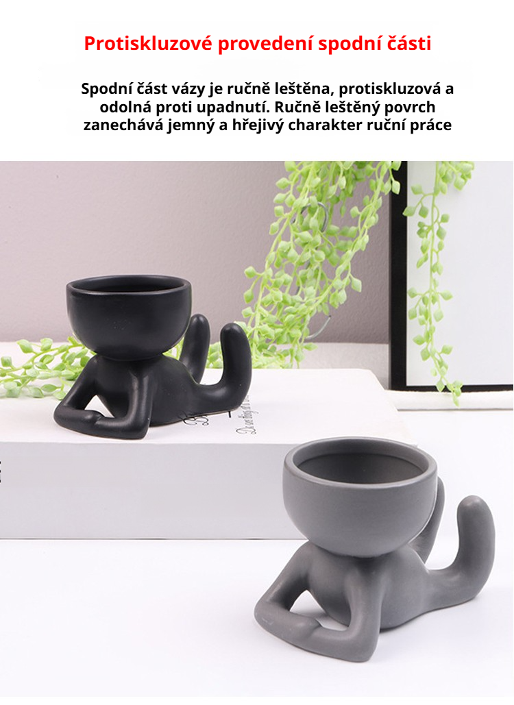 Keramický květináč ve tvaru postavy v moderním obývacím pokoji