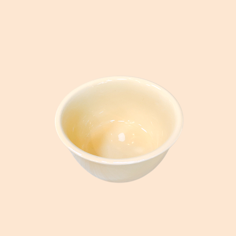 クリーム色の可愛い丼、お皿、カップが1人分