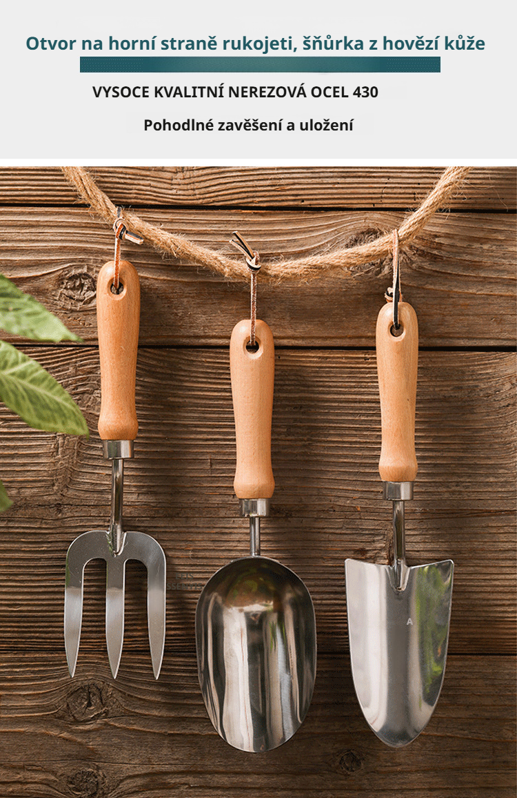 Sada zahradního nářadí v ruce zahradníka