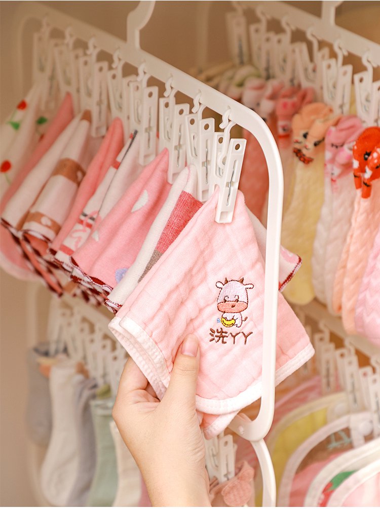 여러 옷이 걸린 가정용 행거 디테일