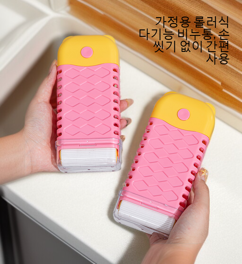 깔끔한 욕실에 놓인 롤러 비누 케이스