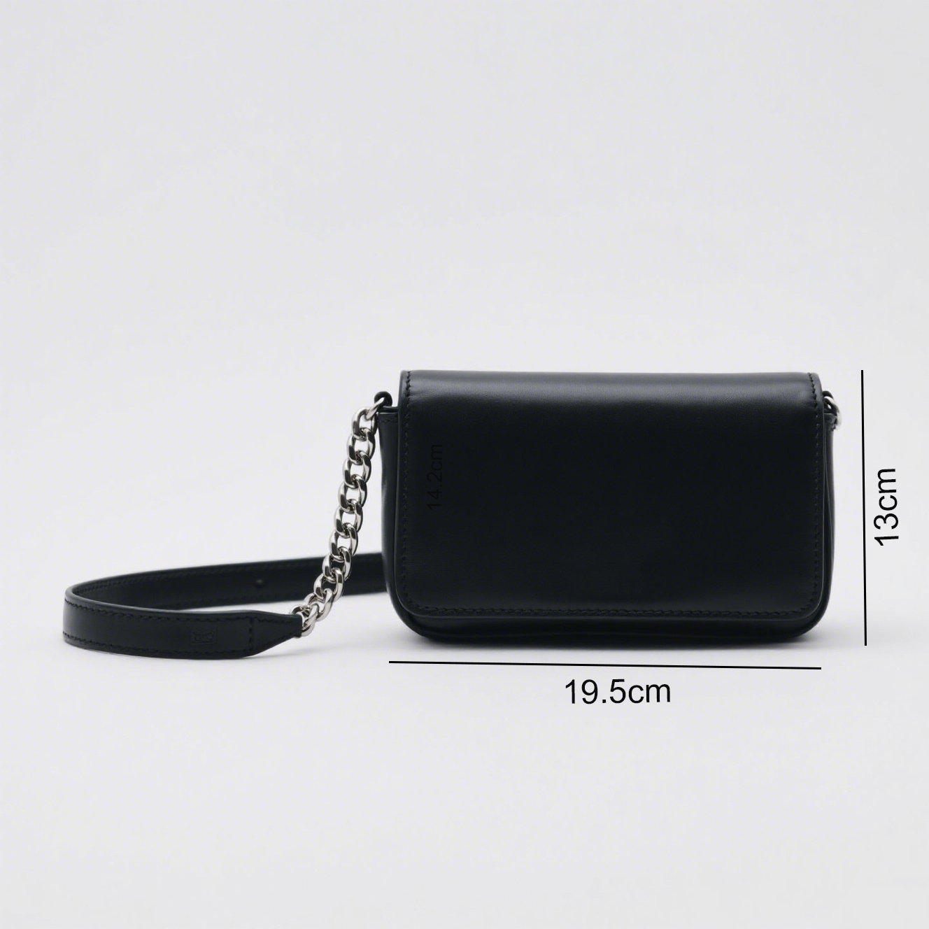 Detail kvalitního koženého materiálu kabelky