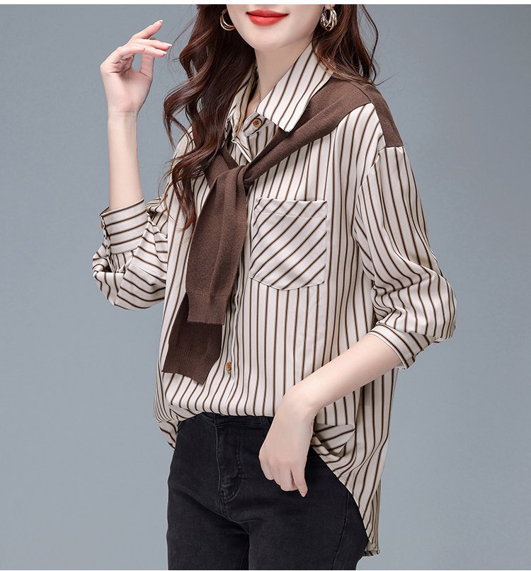 おしゃれなフェイクレイヤードショール付きシャツの袖デザイン