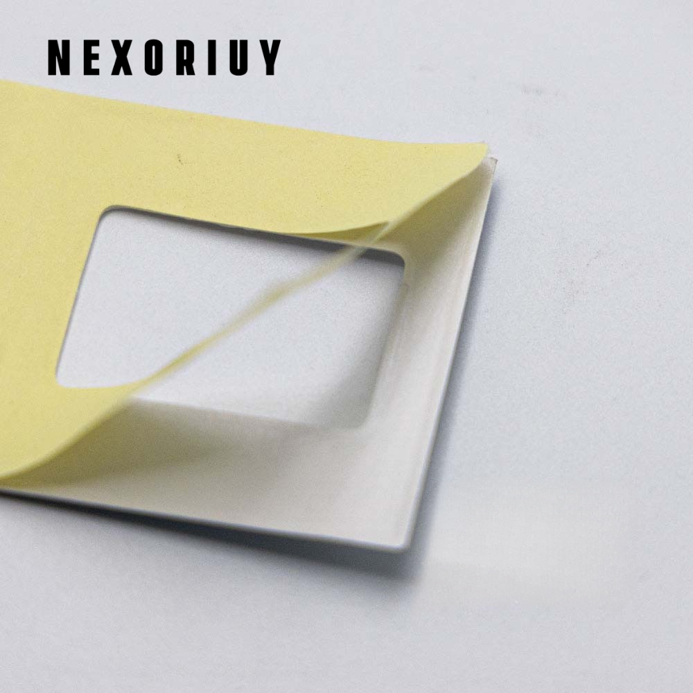 回転式デザインの紙クリップを手に持つ様子