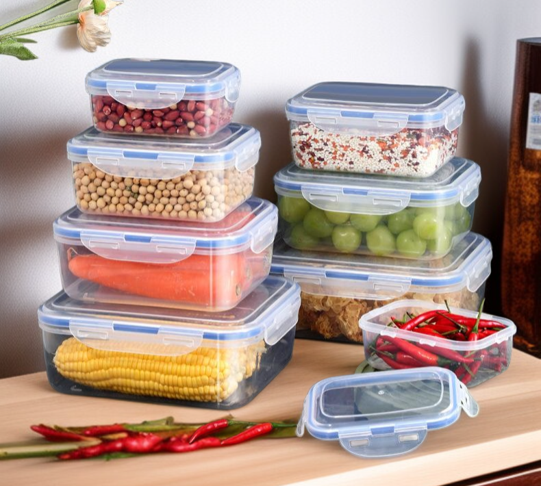 냉장고에 정리된 플라스틱 신선도 유지함