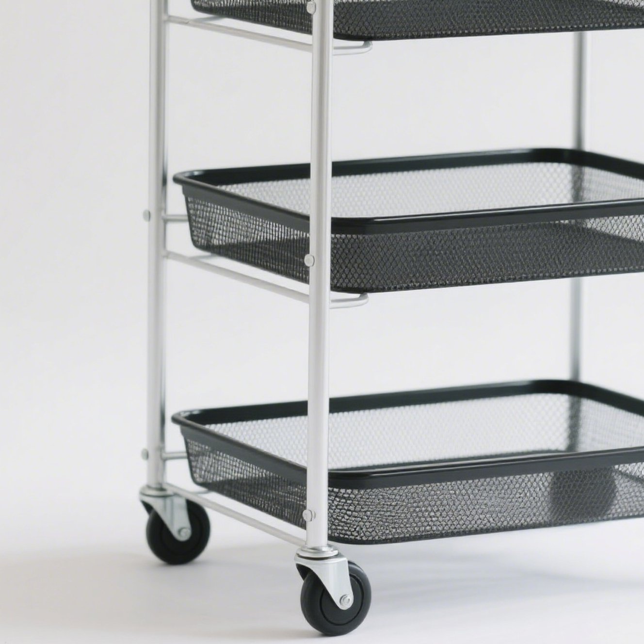 Sada dvou třípatrových úložných vozíků na kolečkách