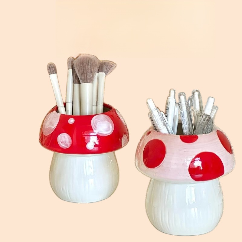 机の上にキノコが生えています～かわいい陶器のキノコのデスクトップ収納メイクブラシホルダーペンホルダー飾り