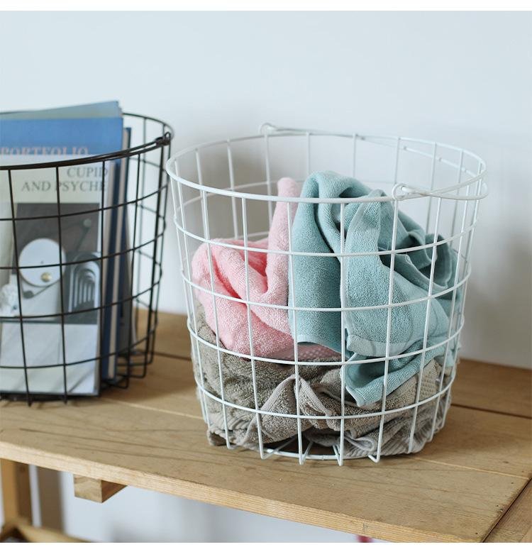 Vintage Metallkorb als Zeitungsaufbewahrung