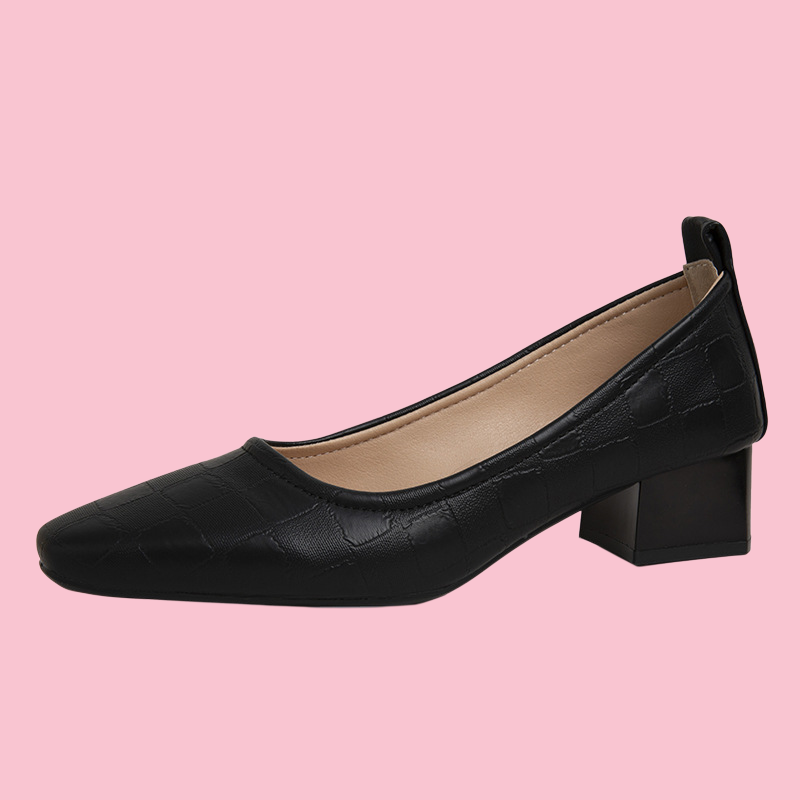 단색 굽이 낮은 뾰족한 단화