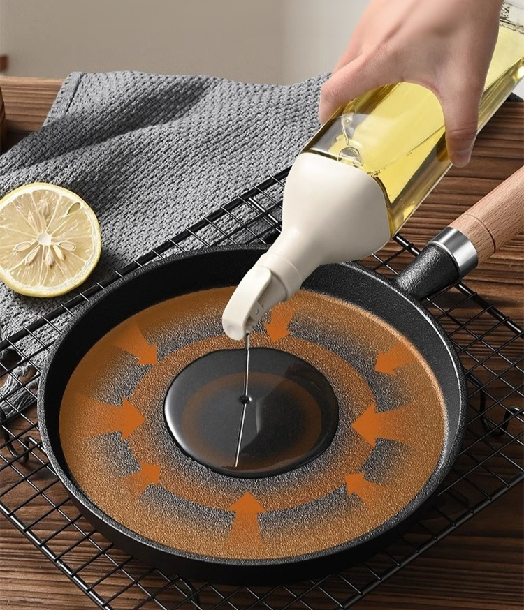 Detalle del mango ergonómico de la sartén de hierro fundido