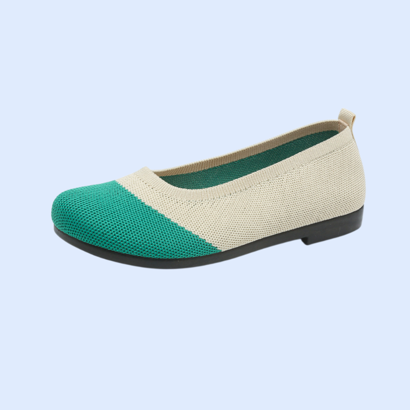 フラットな布靴の怠け者のスリッポン