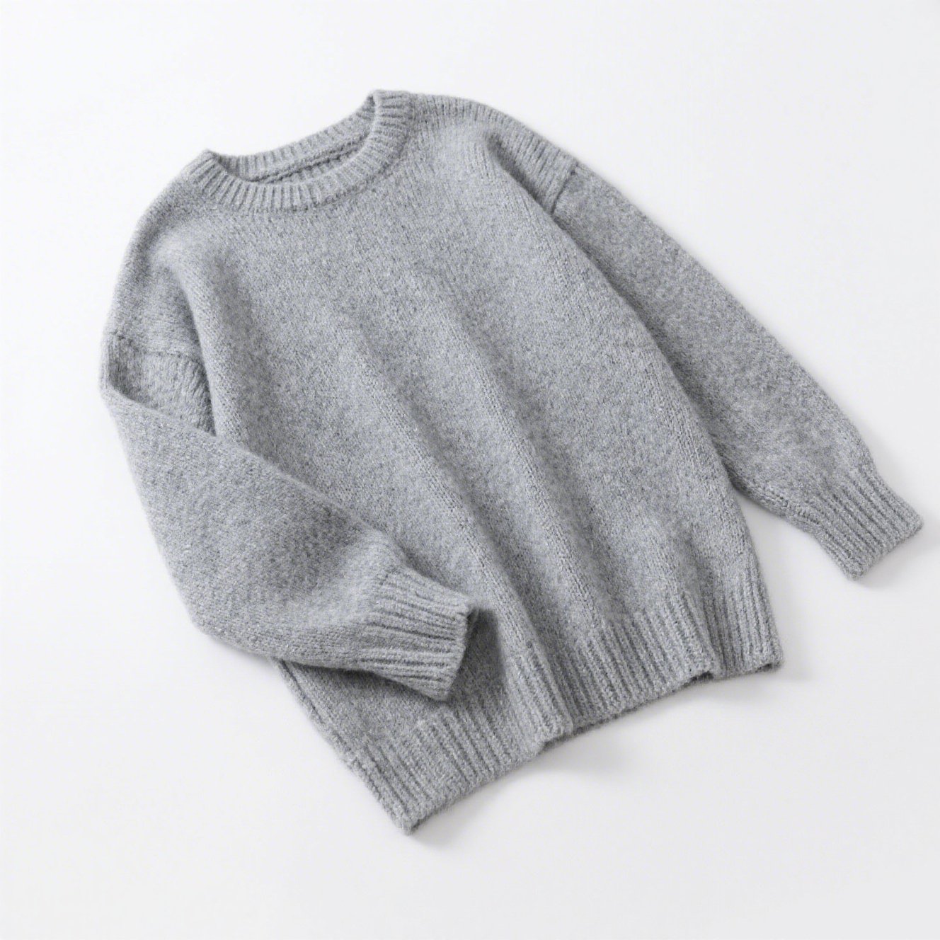 シンプルなライトグレーのニットセーター