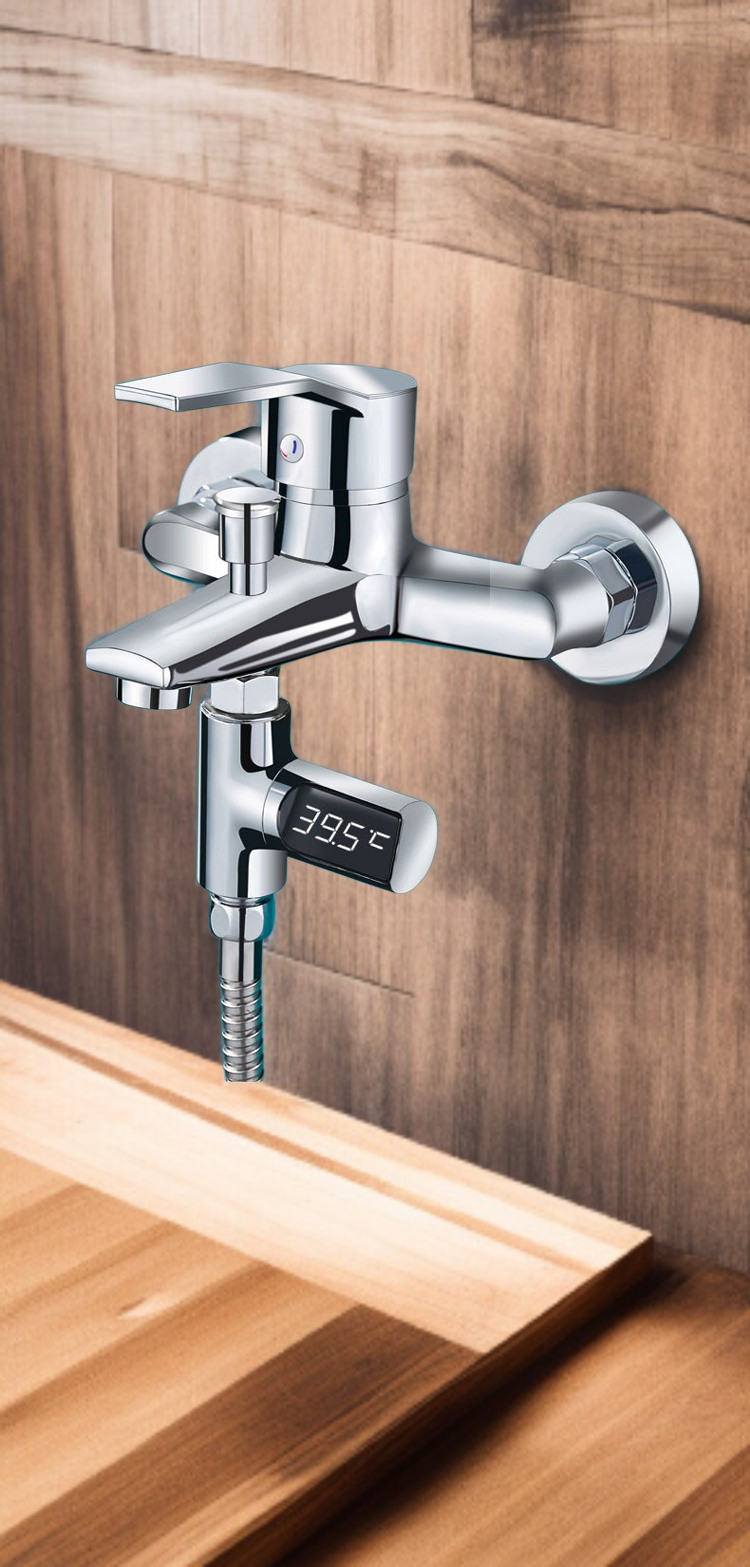 LED displej teploty vody připojený na vodovodní kohoutek