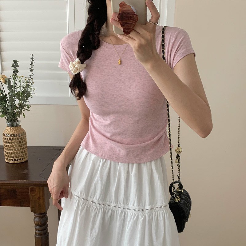 デザイン感のあるスリムフィットクルーネックトップス