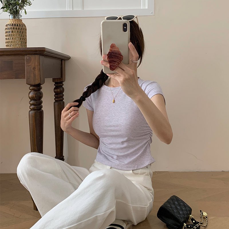 デザイン感のあるスリムフィットクルーネックトップス