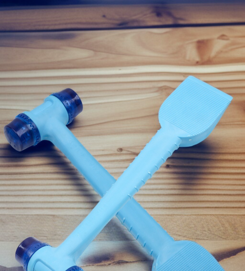 다기능 망치로 다양한 작업 가능