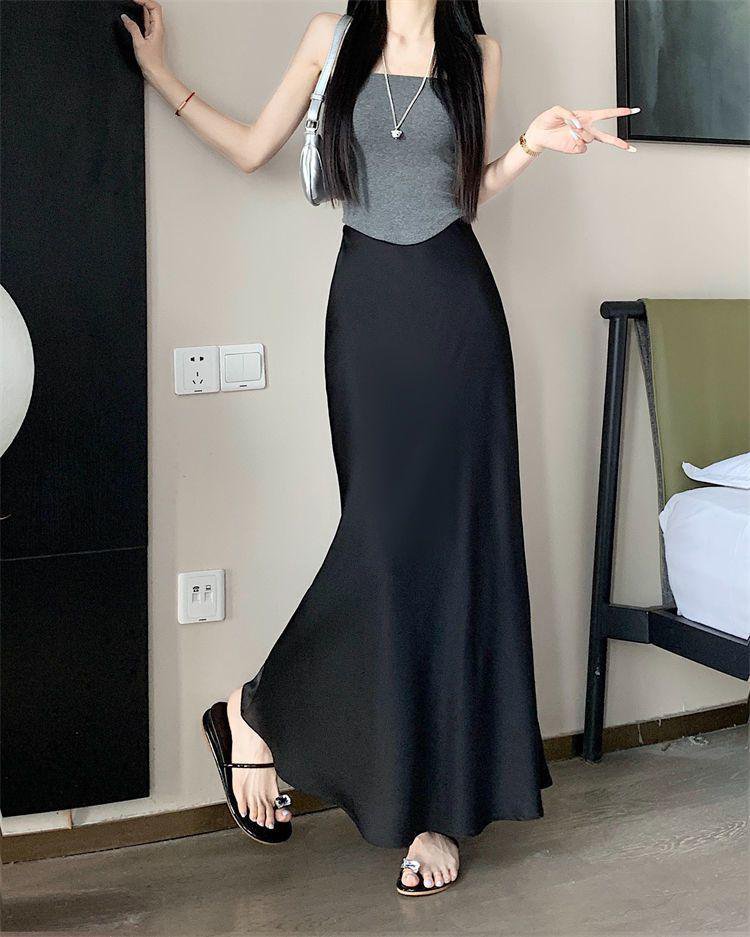 세련된 여성 머메이드 스커트 착용 예시