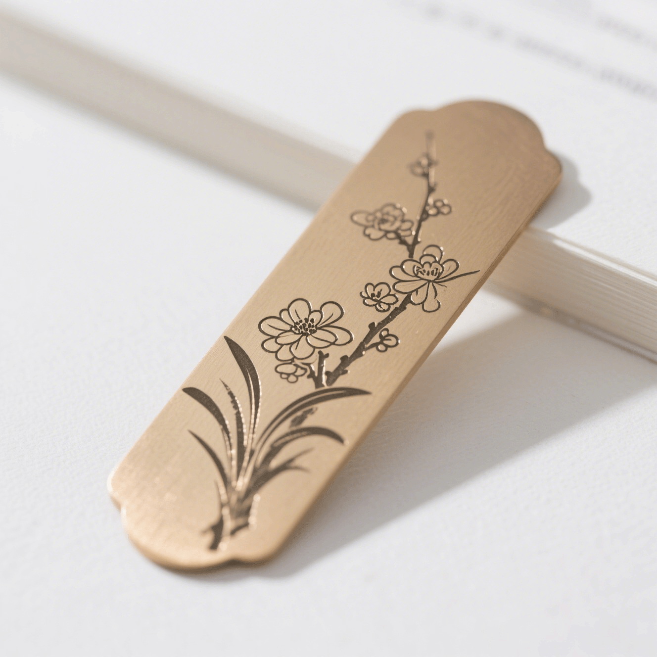 Marcador de libros de cobre pulido con detalles grabados