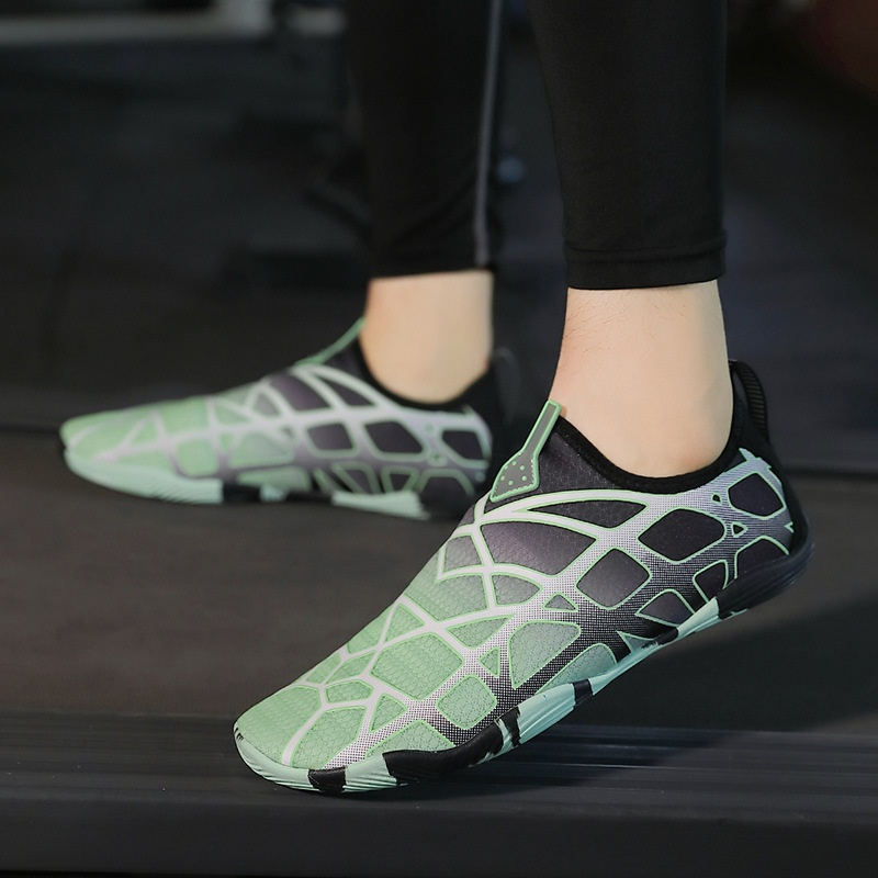 サーフィンや水遊びにぴったりのアクアシューズ