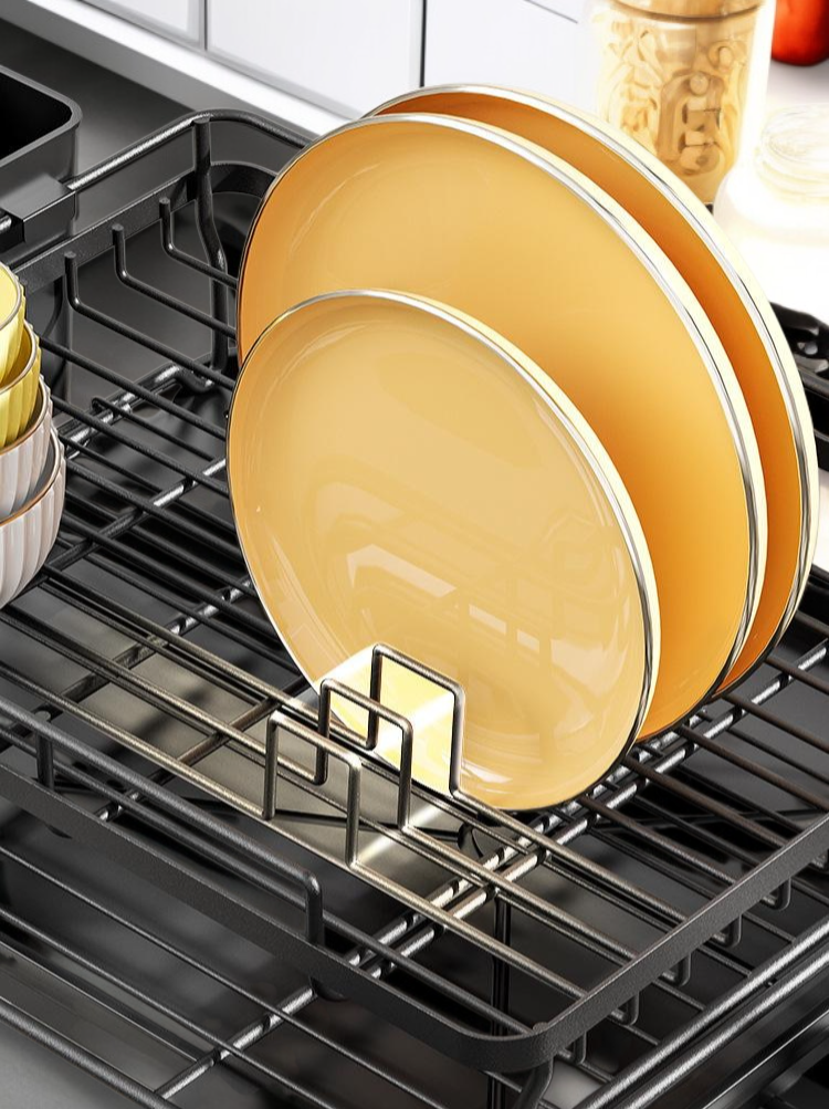 다양한 크기의 식기를 수납한 건조대