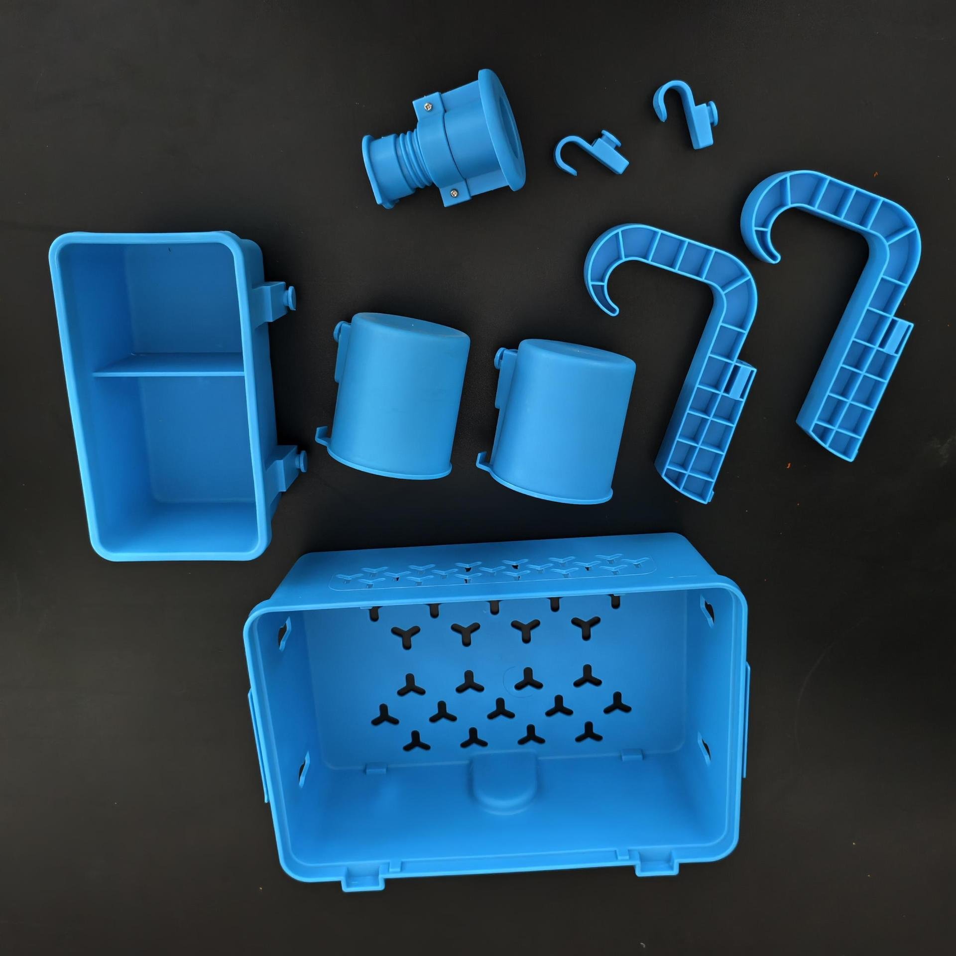 飲料や衣類を収納できるプールバスケット