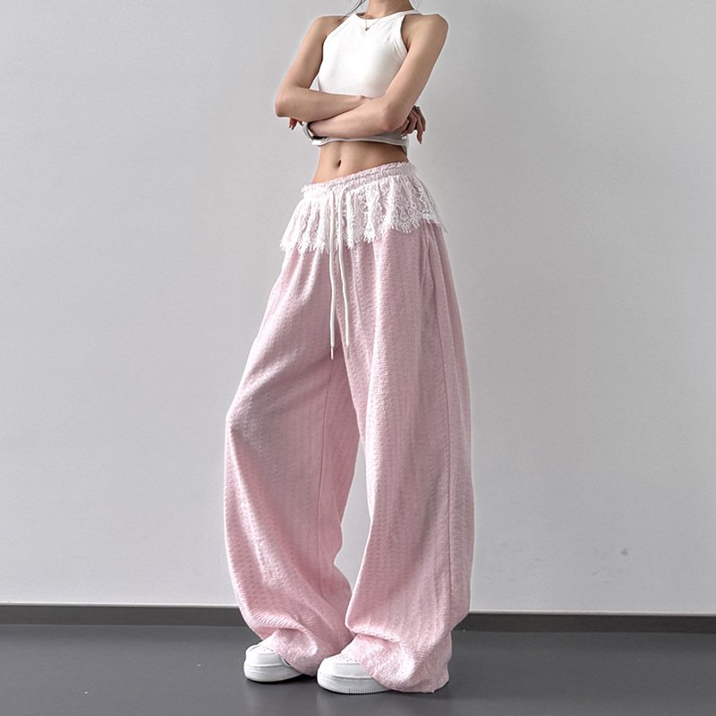 ウエストをゆるめてレースをつなぎ合わせたデザイン感のあるワイドパンツ