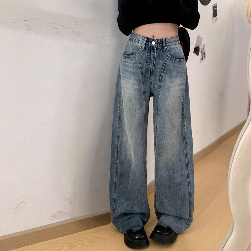 ハイストリートのゆったりワイドジーンズの女性の薄いモデルです