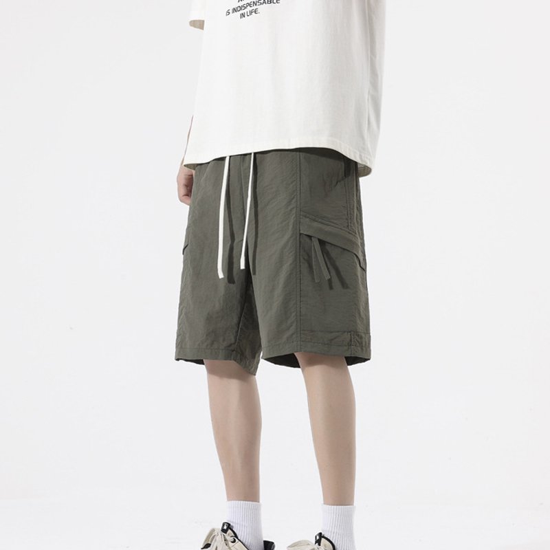 カジュアルなストレートパンツ薄手の5分丈パンツです