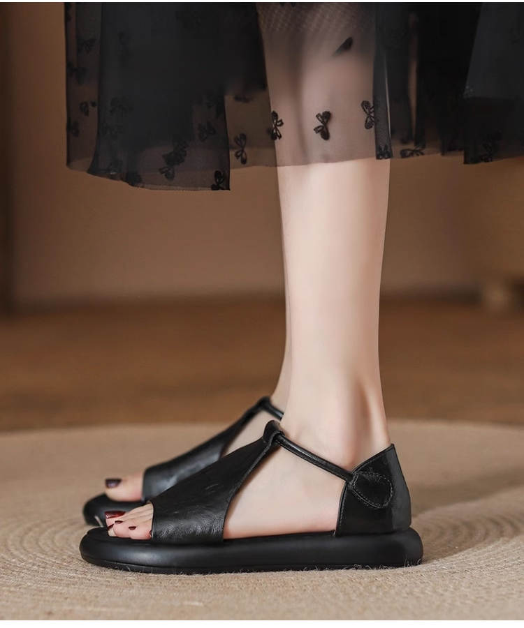 耐久性の高い素材を使用したレディースサンダル