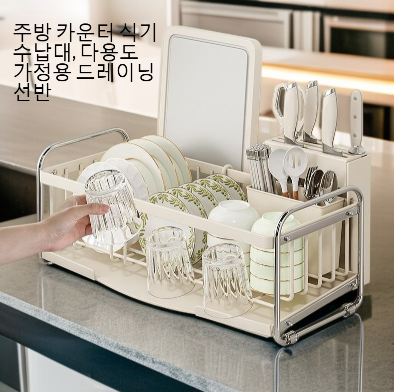 그릇과 접시를 정리한 아스팔트 선반