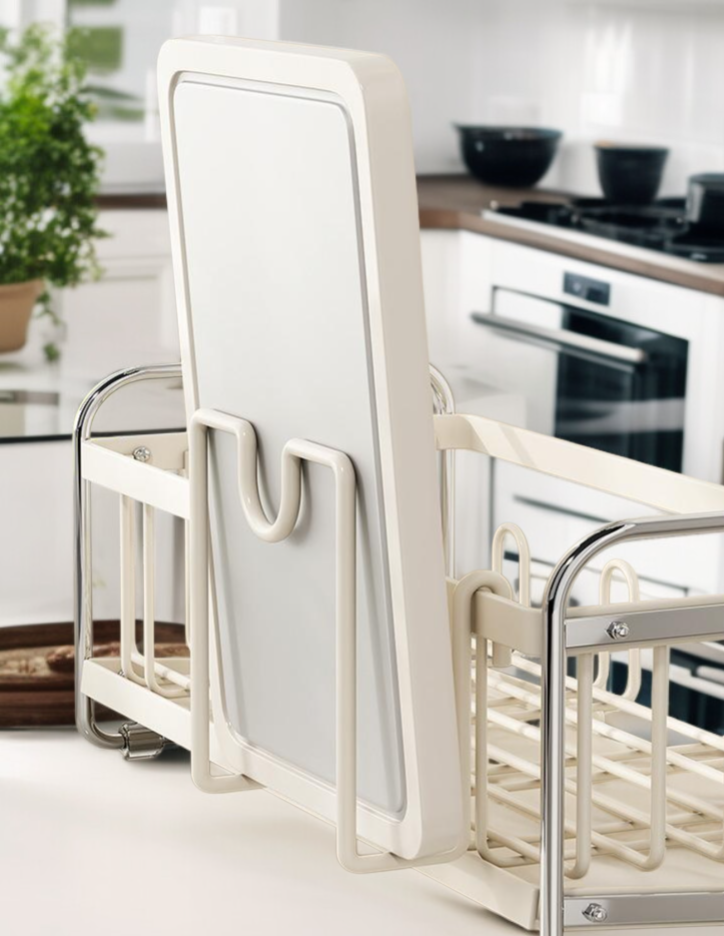 깔끔하게 정돈된 주방 선반 모습