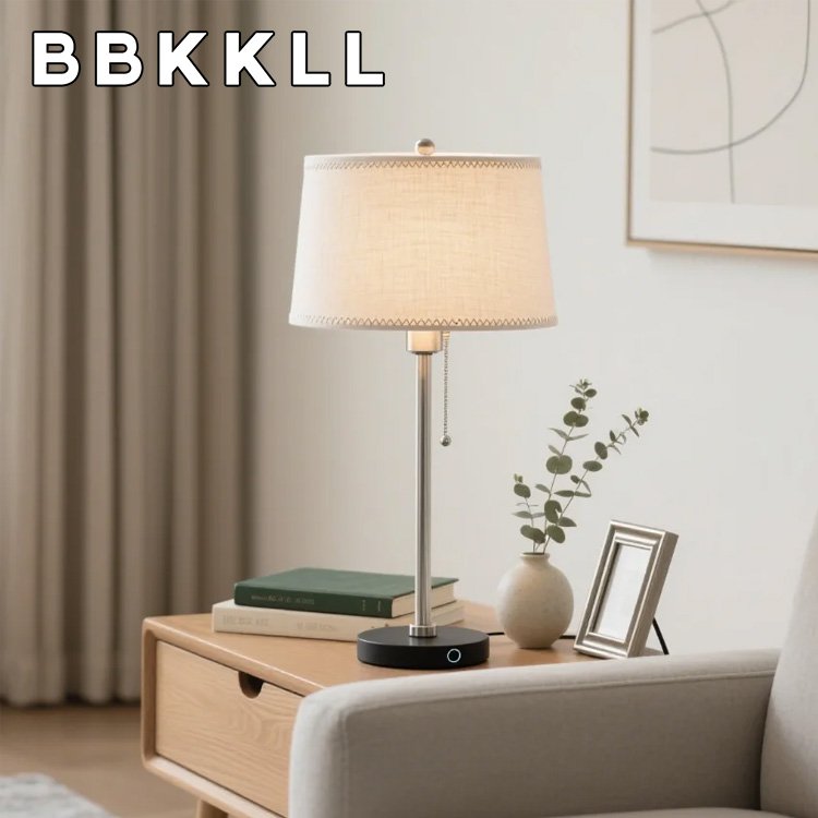 Solární světluška zavěšená na větvi stromu