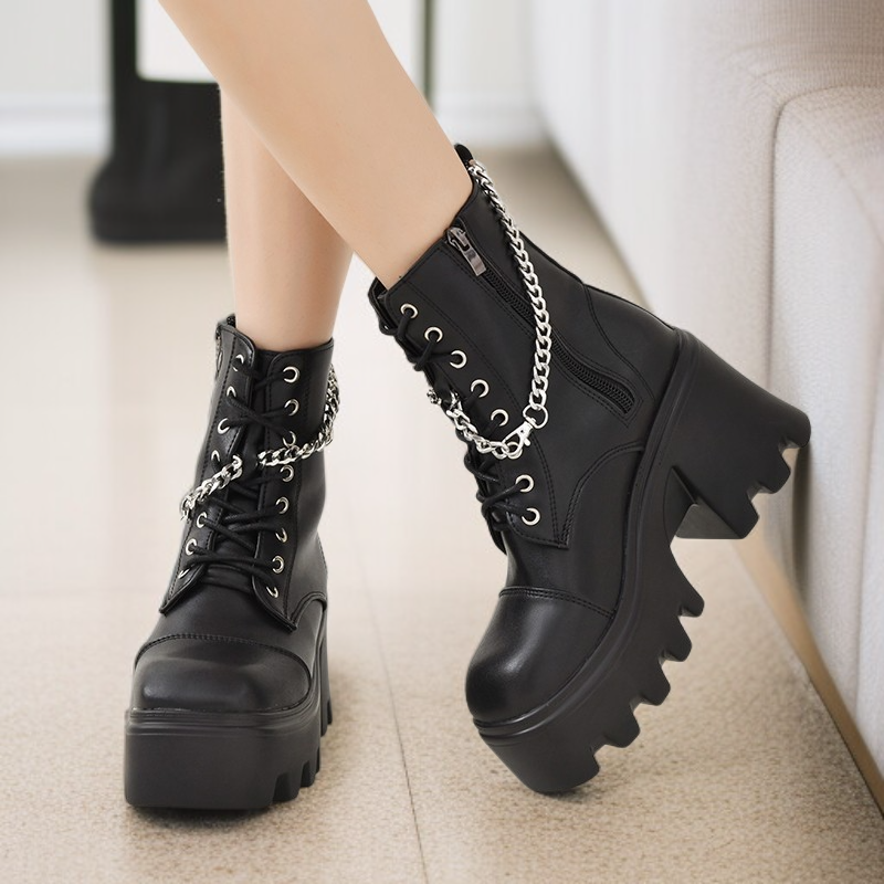 セクシーなチェーン装飾付き厚底ブーツ
