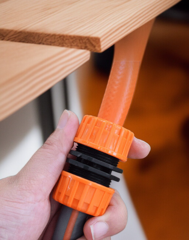 Spojka na hadici kompatibilní s různými hadicemi